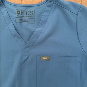 Light blue figs top with one pocket